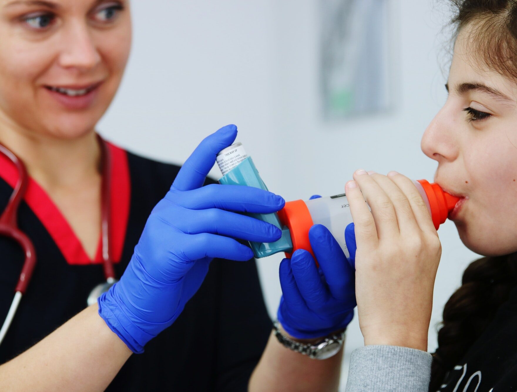 Helping patient to use a puffer for an asthma treatment